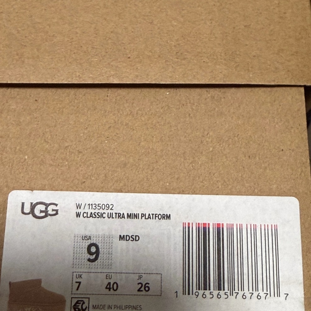 NEVER WORN UGG Cream Platform Ankle Boots - Picture 6 of 6